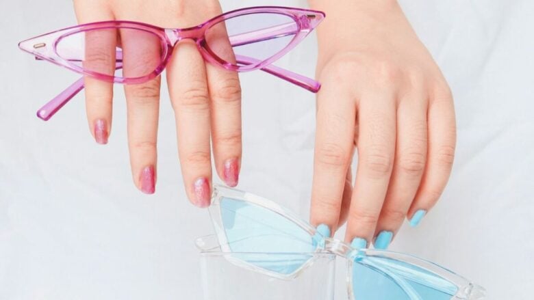 Glass French Nails: la manicure che brilla come il vetro fa tendenza!