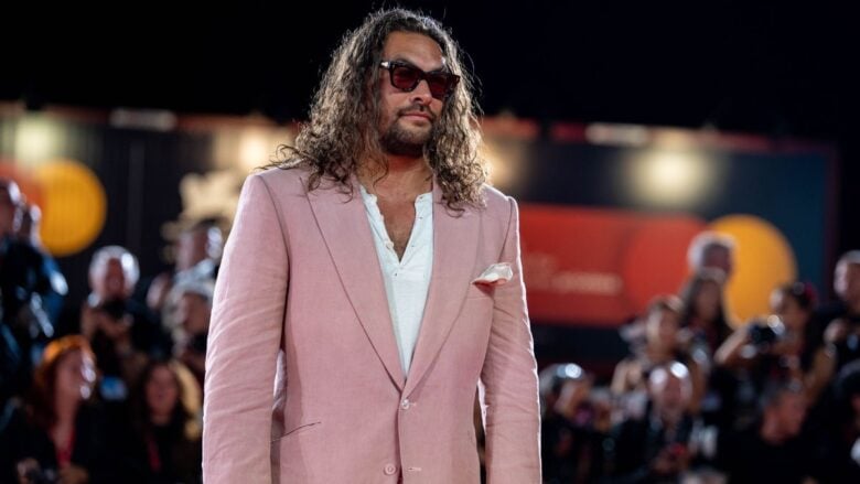 Jason Momoa con il suo total Look pink, lo smalto rosa e le ciabatte coordinate è il vero re di Venezia 2025