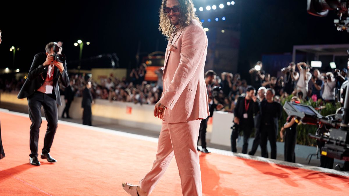 Jason Momoa con il suo total Look pink, lo smalto rosa e le ciabatte coordinate è il vero re di Venezia 2025