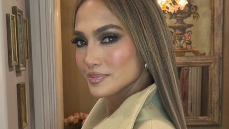 Jennifer Lopez cambia hair look: bionda e con i capelli corti è davvero irriconoscibile!