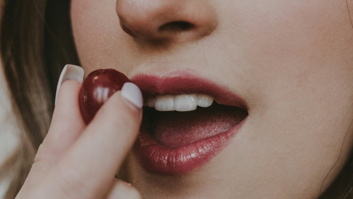 Rossetto color prugna: il trend labbra che illumina l’autunno 2025