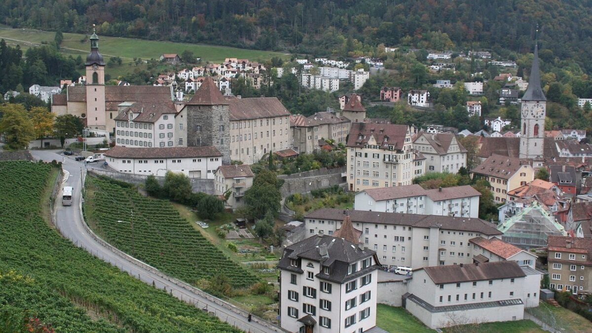 Ecco una località Svizzera immersa nella natura che in autunno è un vero spettacolo!