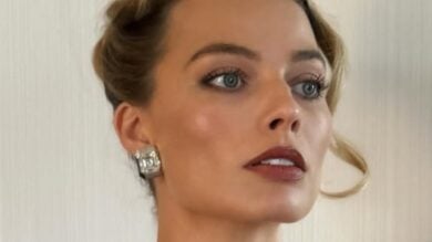 Margot Robbie stravolge il suo Look dopo il film ‘Barbie’ con l’abito corsetto con maxi spacchi ai lati