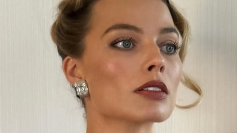Margot Robbie stravolge il suo Look dopo il film ‘Barbie’ con l’abito corsetto con maxi spacchi ai lati