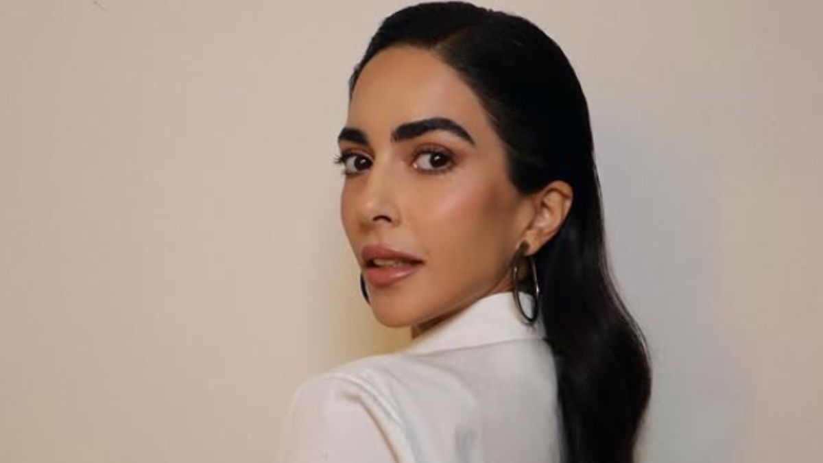 Rocio Munoz Morales lascia tutti senza fiato con il suo total white Look per il ritorno in tv con ‘Freeze’