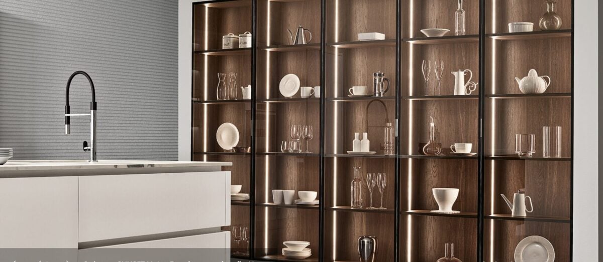 Trend arredo 2026: grigio antracite, pietra naturale e vetro fumé ridisegnano lo spazio della Cucina