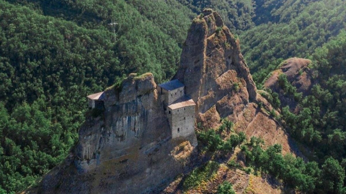 Questo Borgo ligure sembra davvero uscito da una fiaba!