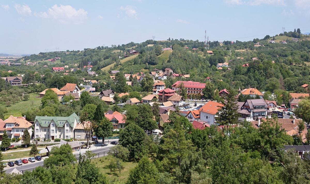Uno splendido villaggio della Romania celebre per il suo leggendario castello Uno splendido villaggio della Romania celebre per il suo leggendario castello