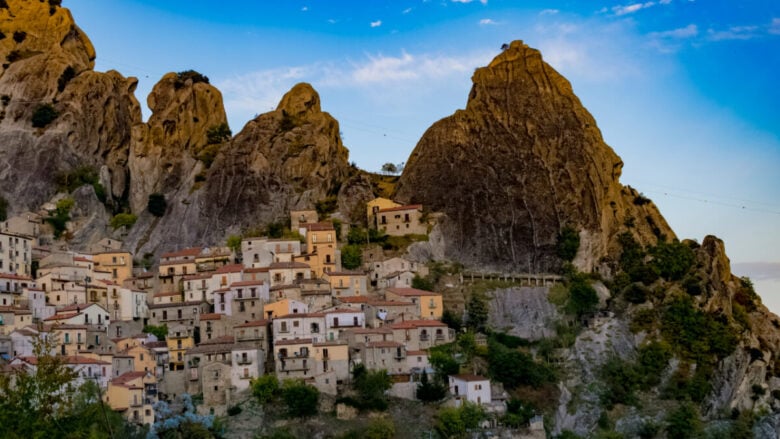 In Basilicata si trova un meraviglioso borgo circondato da rocce e natura