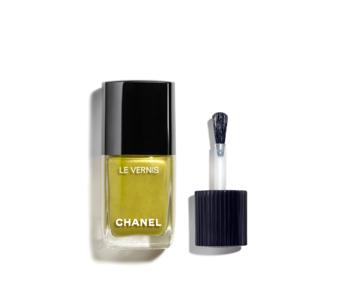 Smalti verdi per l’autunno: ecco le nuance perfette per una manicure di tendenza