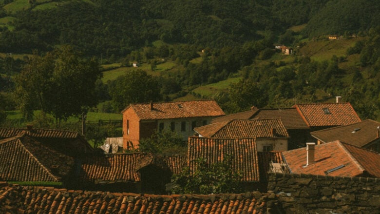 Il borgo di Denzano, immerso nelle colline modenesi, è la meta perfetta per una gita fuori porta autunnale