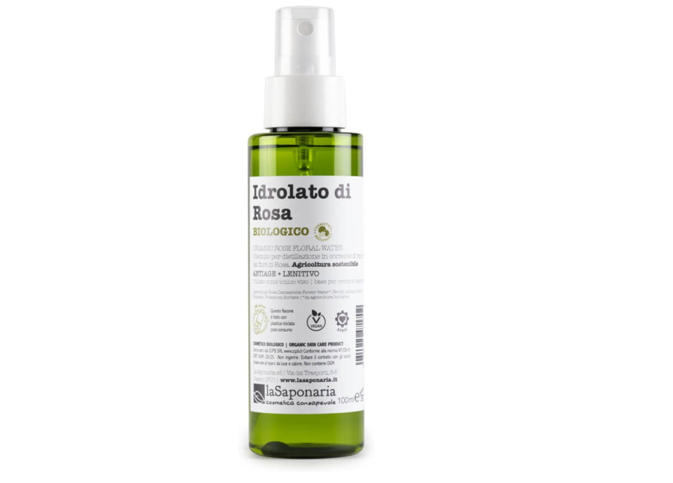 Acqua di rose: i benefici e i prodotti da provare per un pelle fresca e luminosa Acqua di rose: i benefici e i prodotti da provare per un pelle fresca e luminosa