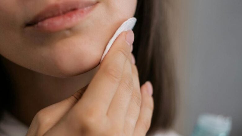 Tonico esfoliante, come usarlo e quale scegliere a seconda del tipo di pelle