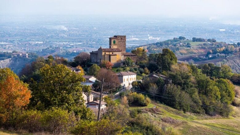 Ecco un borgo in Emilia Romagna perfetto per una gita autunnale tra natura e architetture uniche