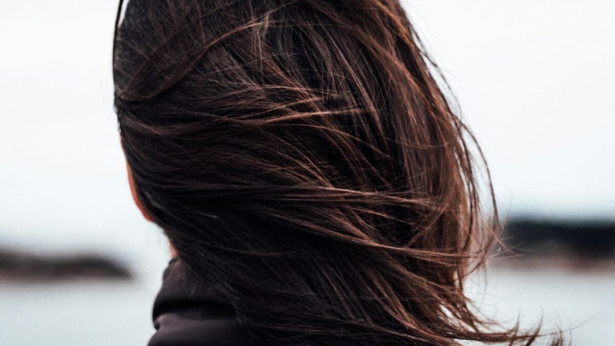 Capelli castani: come scegliere la nuance perfetta per il tuo incarnato