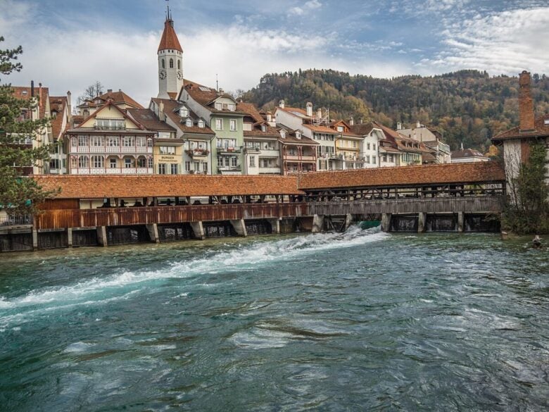 Un castello, un lago, e panorami mozzafiato: ecco una cittadina svizzera che vi farà davvero innamorare