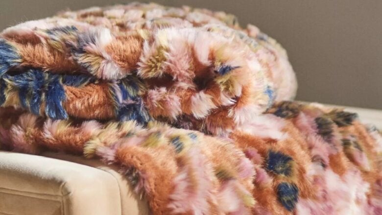 Anthropologie e le sue coperte arredo più belle per l’inverno: calde, decorative e irresistibili