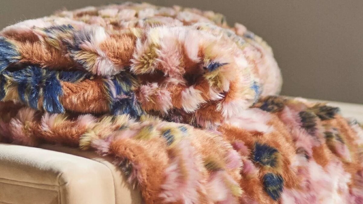 Anthropologie e le sue coperte arredo più belle per l’inverno: calde, decorative e irresistibili