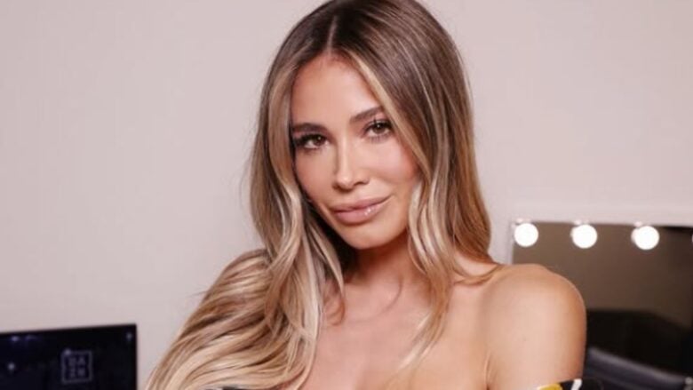 Diletta Leotta, per l’autunno sceglie il mini dress con fantasia multicolor: copia qui il Look!