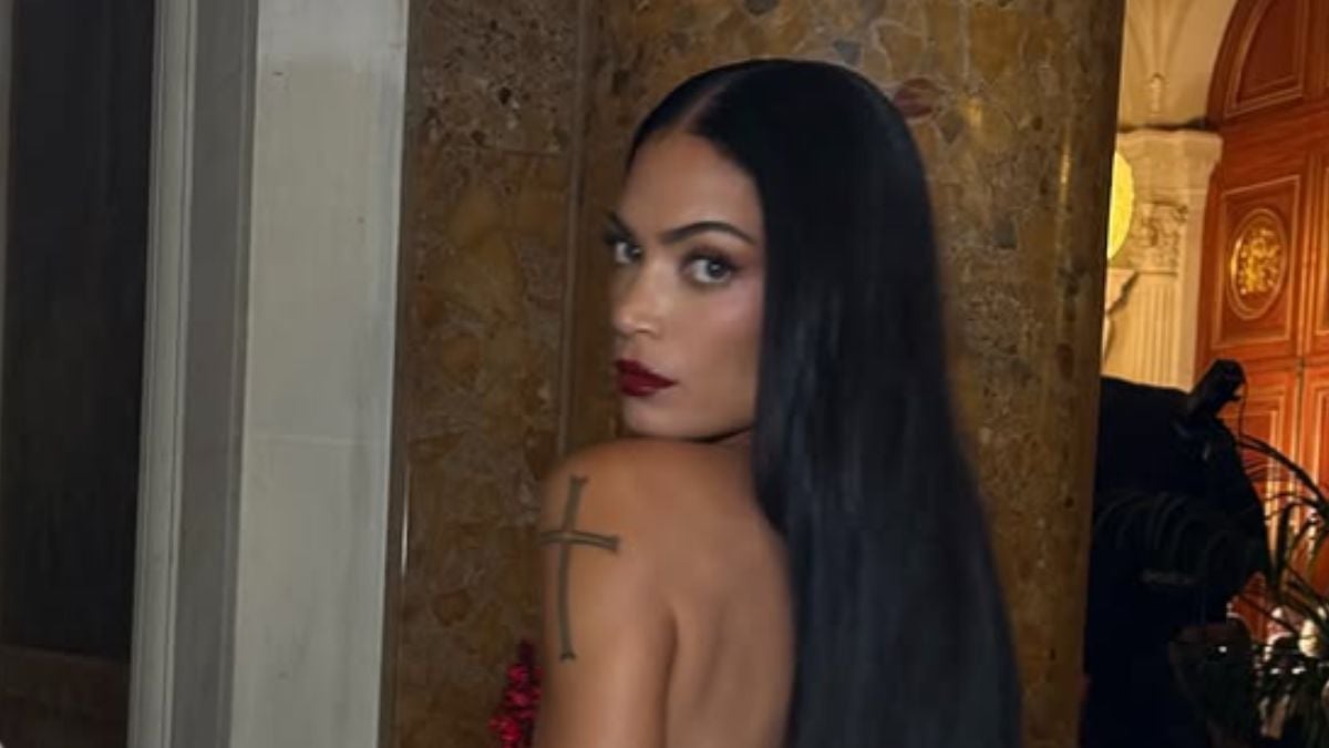 Elodie torna a sfilare sulle passerelle di Parigi con un abito tempestato di cristalli rossi!