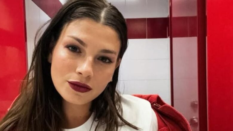 Emma annuncia il suo nuovo singolo ‘Brutta storia’ con un red Look ‘vedo-non vedo’