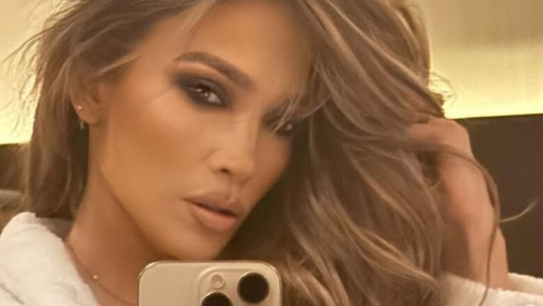 Jennifer Lopez, per la prima di ‘Kiss of  the Spider’ sfoggia un meraviglioso abito scultura che ricorda la forma di un ragno!
