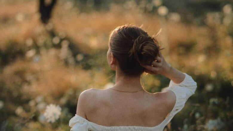 Scopri l’acconciatura Capelli effetto lifting che ringiovanisce all’istante