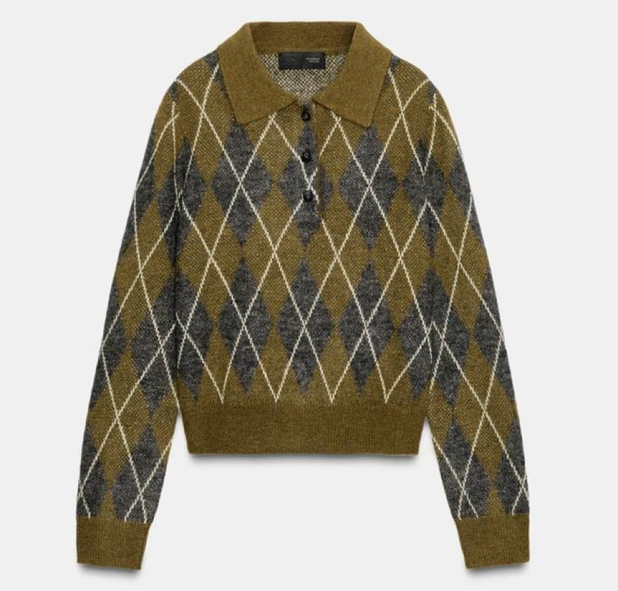 Maglione con rombi, un must cool dell’Autunno Inverno 2025 Maglione con rombi, un must cool dell’Autunno Inverno 2025