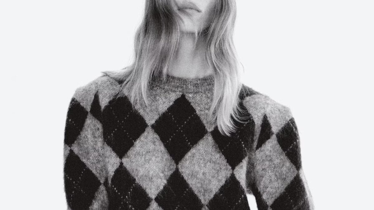 Maglione con rombi, un must cool dell’Autunno Inverno 2025 Maglione con rombi, un must cool dell’Autunno Inverno 2025