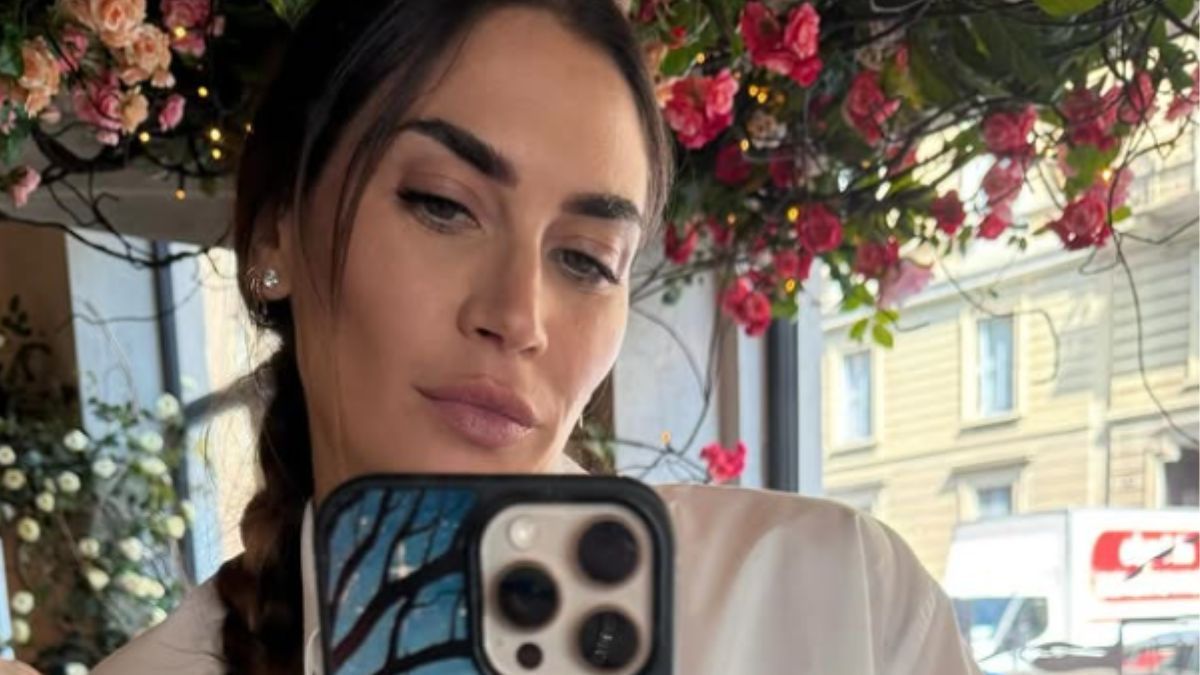 Melissa Satta, anche con l’arrivo della stagione più fredda non rinuncia allo stile più trendy con gli shorts in denim e gli stivali alti in camoscio! Melissa Satta, anche con l’arrivo della stagione più fredda non rinuncia allo stile più trendy con gli shorts in denim e gli stivali alti in camoscio!
