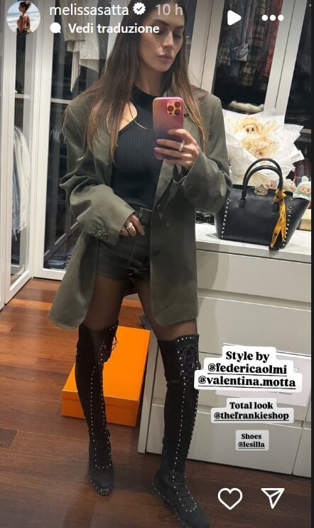 Melissa Satta, anche con l’arrivo della stagione più fredda non rinuncia allo stile più trendy con gli shorts in denim e gli stivali alti in camoscio! Melissa Satta, anche con l’arrivo della stagione più fredda non rinuncia allo stile più trendy con gli shorts in denim e gli stivali alti in camoscio!