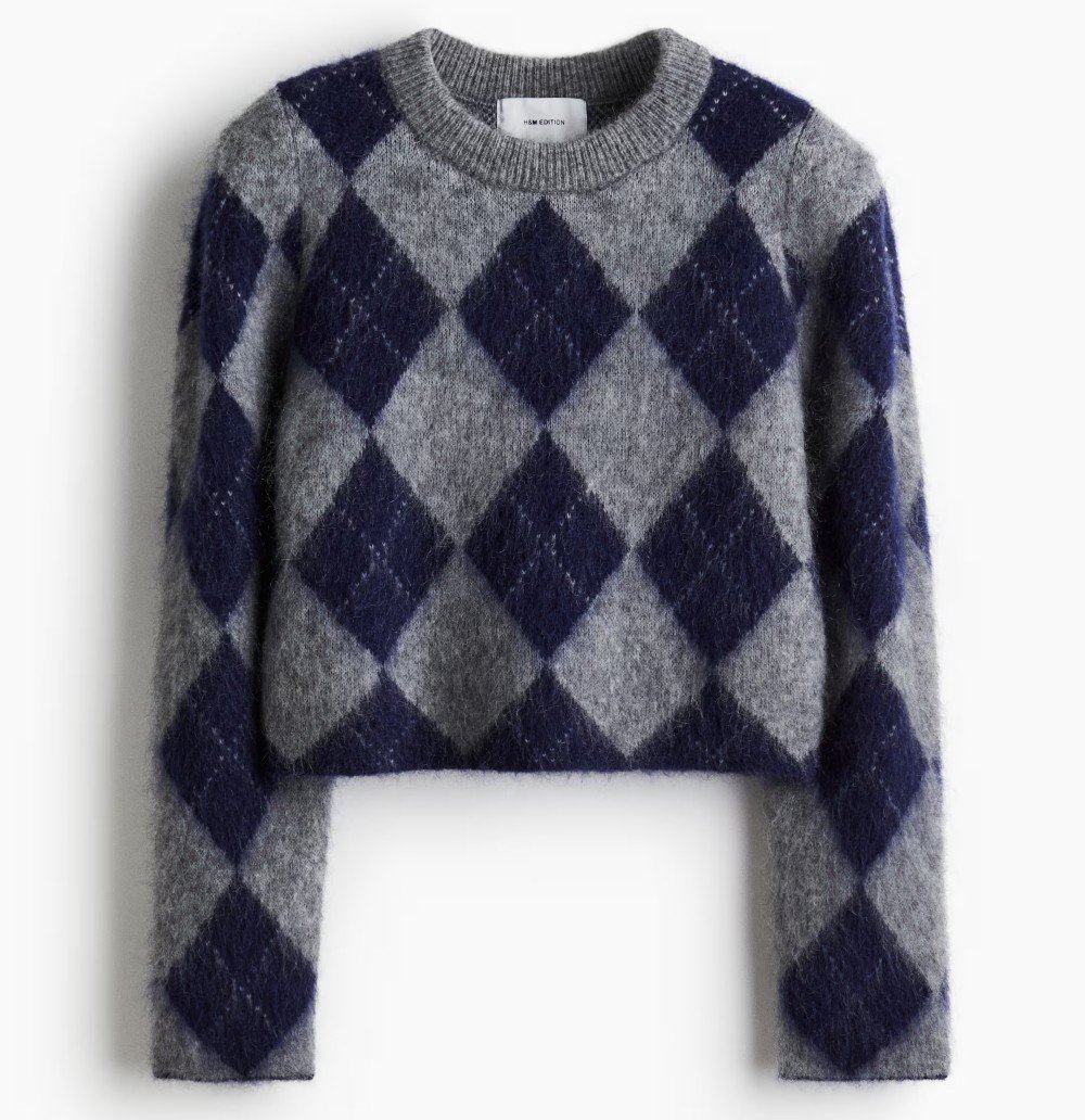 Maglione con rombi, un must cool dell’Autunno Inverno 2025 Maglione con rombi, un must cool dell’Autunno Inverno 2025