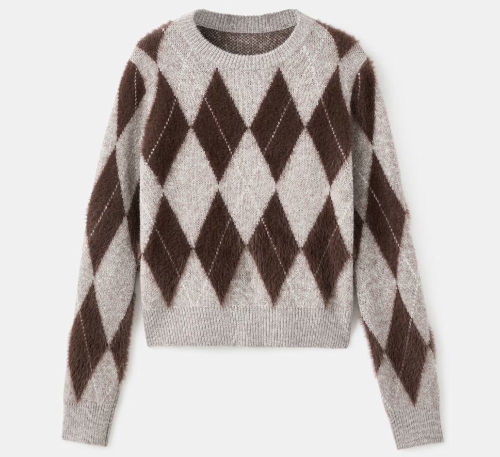 Maglione con rombi, un must cool dell’Autunno Inverno 2025 Maglione con rombi, un must cool dell’Autunno Inverno 2025