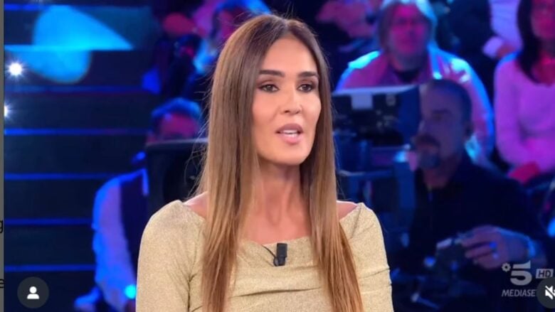 Silvia Toffanin brilla a This is Me con l’abito total gold firmato Dolce&Gabbana