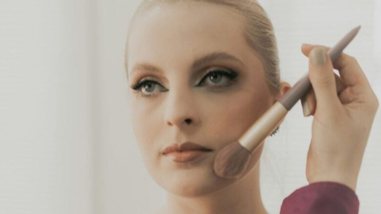 Make up anni ’70: tornano i colori vibranti che accendono occhi e labbra
