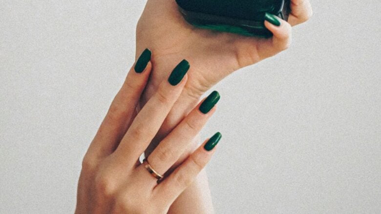 Smalti verdi per l’autunno: ecco le nuance perfette per una manicure di tendenza