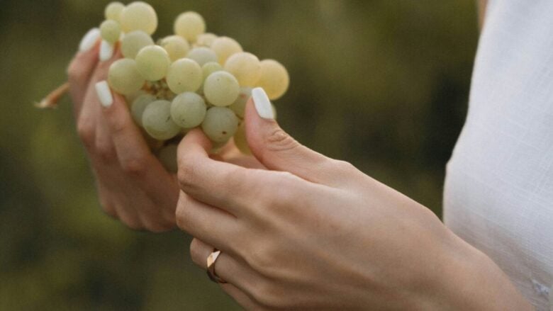 La skincare must-have dell’autunno è a base di uva, vino e foglie di vite