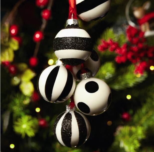 Decorazioni in Bianco e Nero per un Natale originale e moderno Decorazioni in Bianco e Nero per un Natale originale e moderno