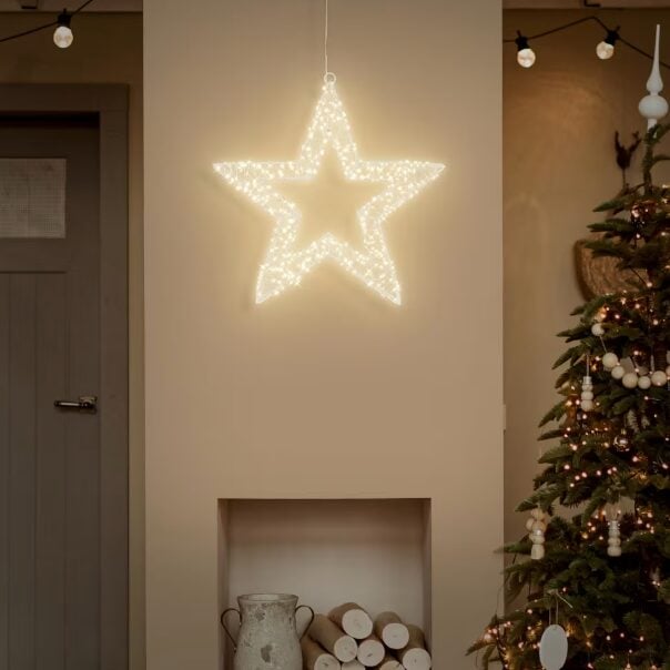 Sogni un giardino magico come nei film di Natale? Scopri gli addobbi Maisons du Monde e resterai a bocca aperta!