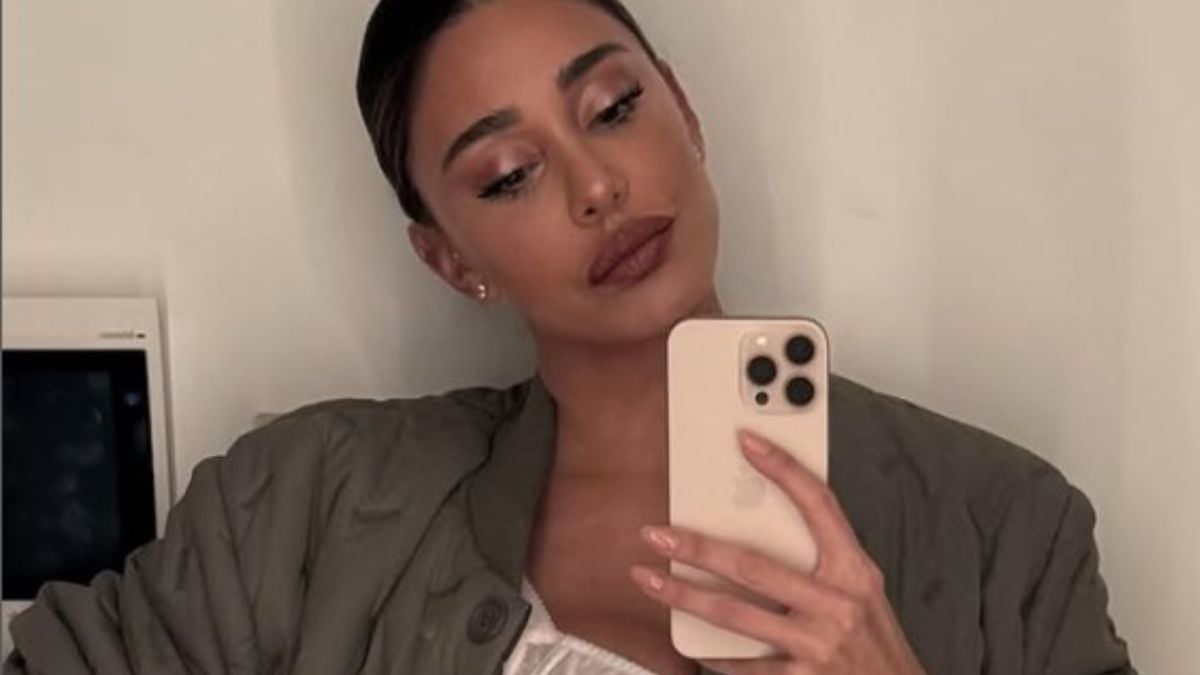 Belen Rodriguez sfoggia il Look in stile college perfetto per questa stagione: da copiare subito!