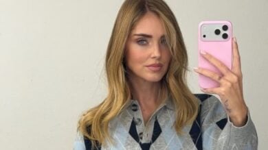 Chiara Ferragni sfoggia il maglione di super tendenza per questa stagione: da copiare subito!