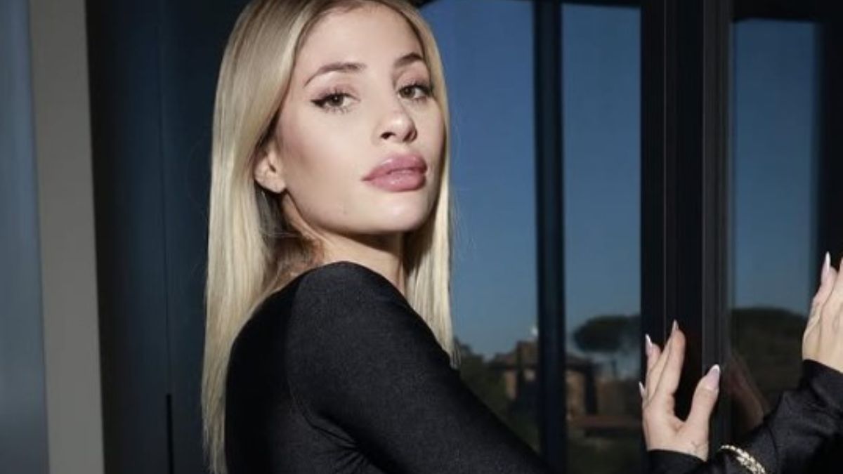 Chiara Nasti sfoggia l’abito perfetto per questa stagione: scoprilo qui!