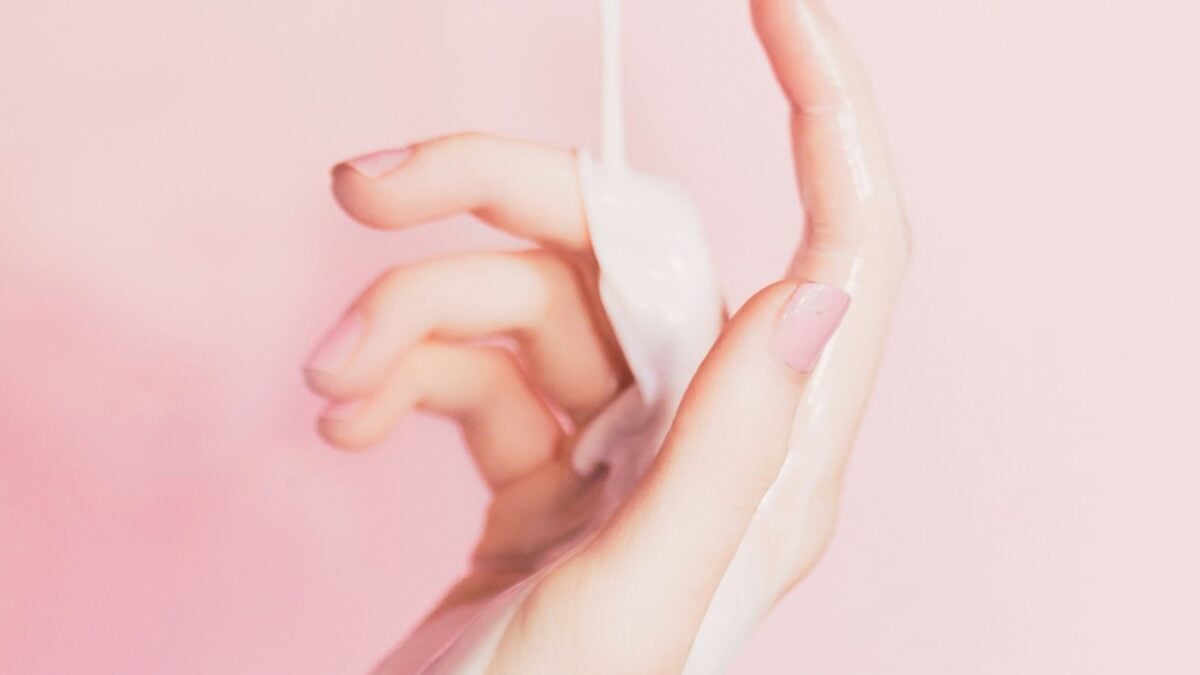 Mani protette sulla neve: le creme ultra-idratanti da avere sempre con sé Mani protette sulla neve: le creme ultra-idratanti da avere sempre con sé