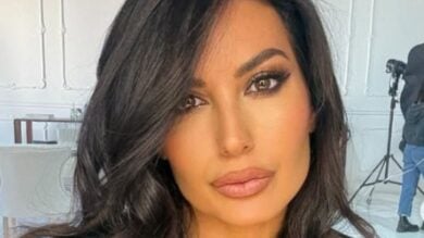 Elisabetta Gregoraci segue il trend del coordinato due pezzi maglioncino-minigonna in maglia con il colore di super tendenza FOTO