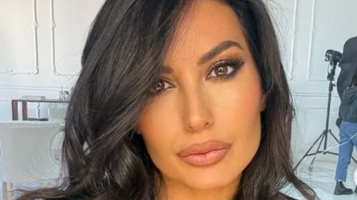 Elisabetta Gregoraci segue il trend del coordinato due pezzi maglioncino-minigonna in maglia con il colore di super tendenza FOTO Elisabetta Gregoraci segue il trend del coordinato due pezzi maglioncino-minigonna in maglia con il colore di super tendenza FOTO