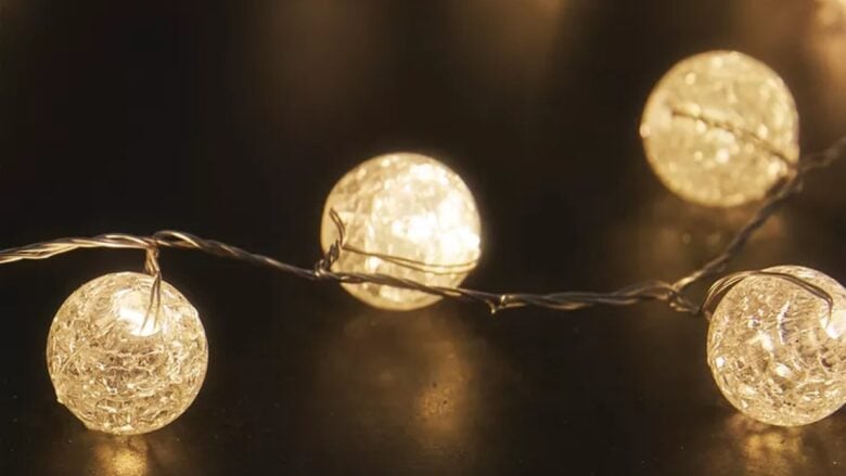 Dimentica le solite luci di Natale: ecco le alternative Ikea, Zara Home e Primark per rendere unico il tuo Balcone