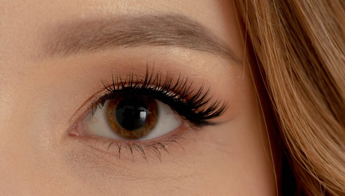 Mascara Marrone, la scelta di make up più chic dell’inverno 2025