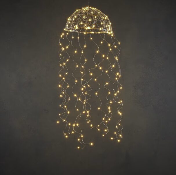 Sogni un giardino magico come nei film di Natale? Scopri gli addobbi Maisons du Monde e resterai a bocca aperta!