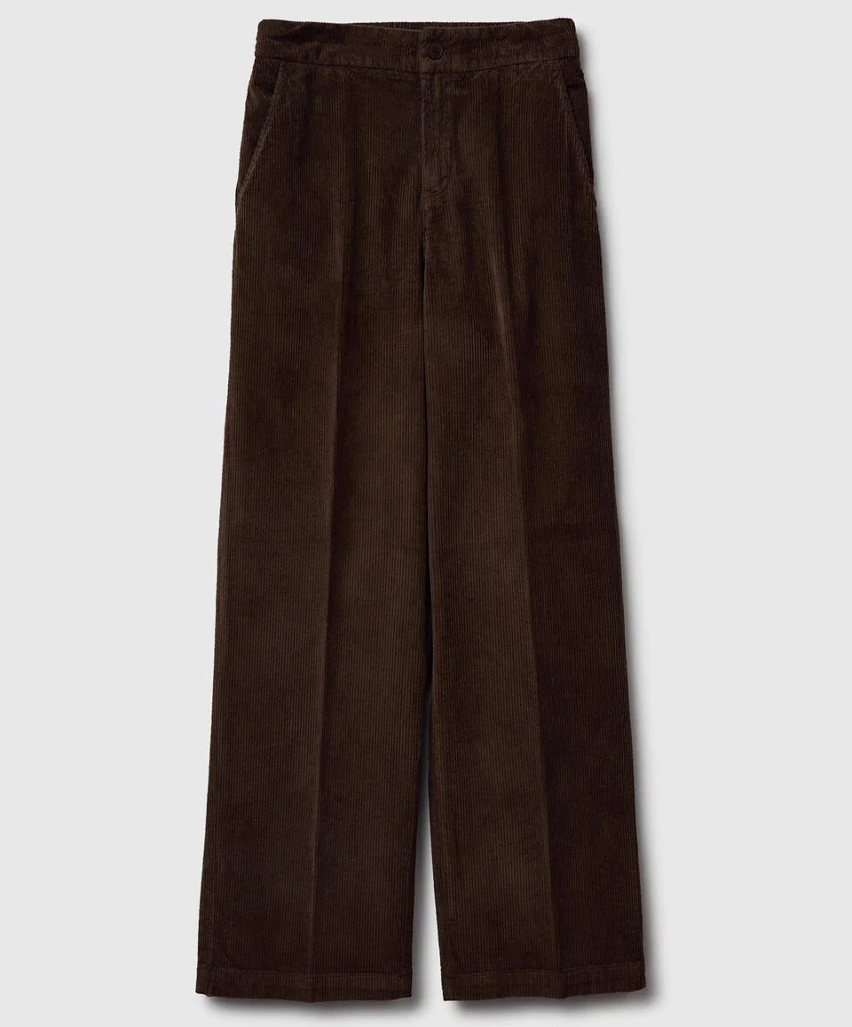 Eleganti e versatili, i Pantaloni in velluto a coste sono un pezzo statement da avere subito! Eleganti e versatili, i Pantaloni in velluto a coste sono un pezzo statement da avere subito!