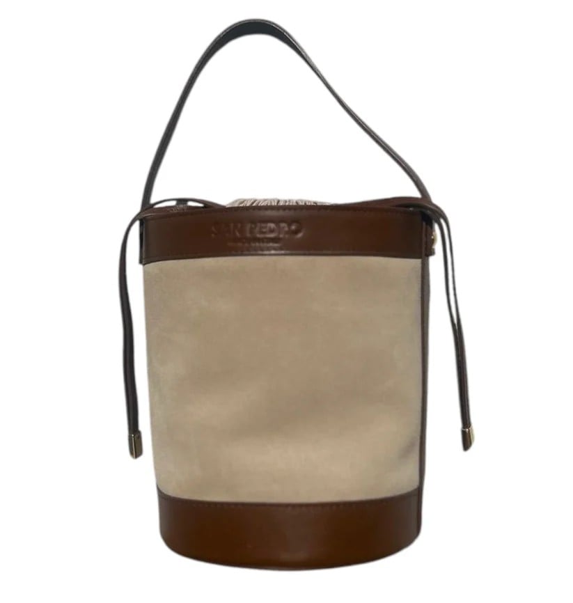 Pratica e irresistibilmente chic, la Borsa a secchiello è un must have di stagione